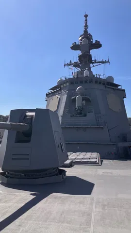 静かな鋼の艦橋光景