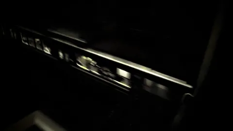 暗闇に光るレールの輝き