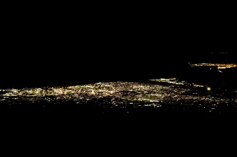 夜景の川を走る光の帯