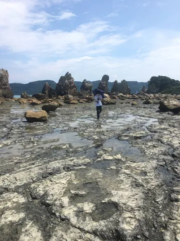 荒々しい岩肌と水面のコントラスト