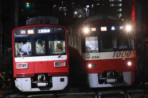 夜を横切る赤い列車