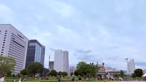 都会と公園の一瞬