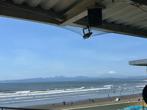遠く富士山と海辺の休日