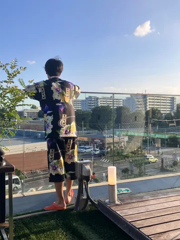 夏空と映える花柄セットアップ
