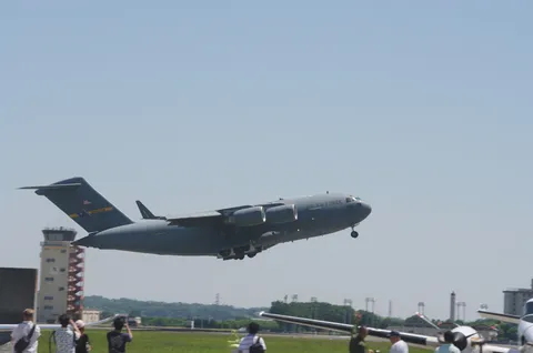 巨大な空の翼、離陸の瞬間