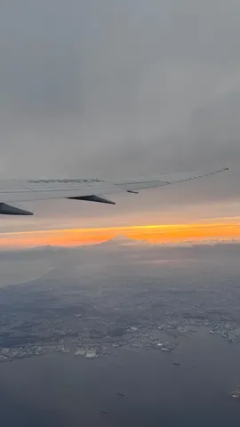 飛行機から望む夕焼けの山