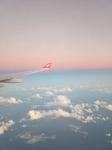 空と雲のコントラスト、翼の先端
