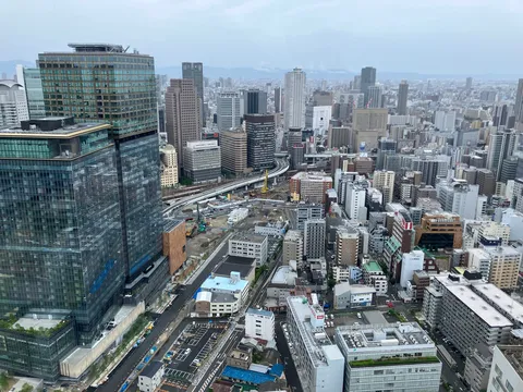 建設ラッシュの都会の空