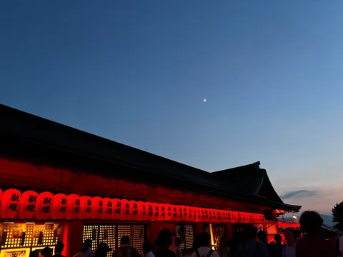宵闇に灯る、古都の灯り