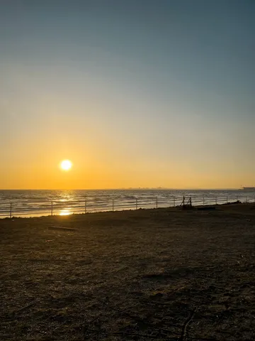 夕暮れの海辺、静かな時間