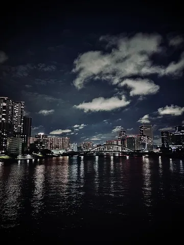 雲影に浮かぶ夜の都市