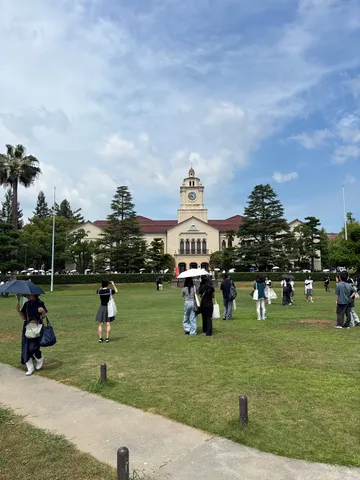 空と時計塔の静かな庭