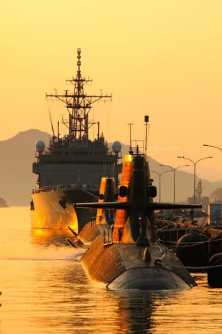 黄昏時の潜水艦、静かなる威容