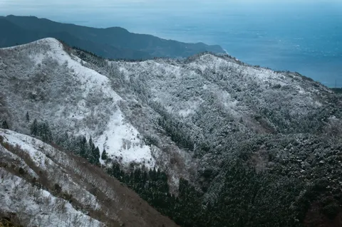 雪化粧の山並み、冬の静寂