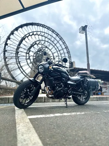 漆黒の相棒と巨大な円形構造物