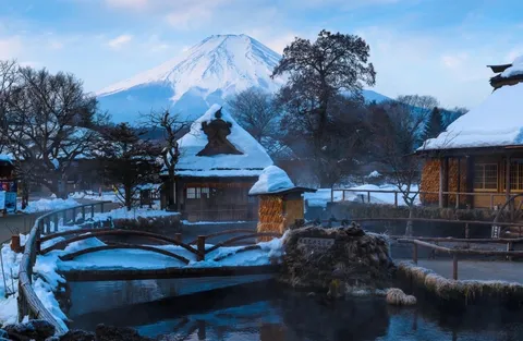 富士を仰ぐ雪村、湯気が主役争い？