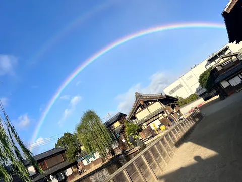 水辺に架かる二重の虹