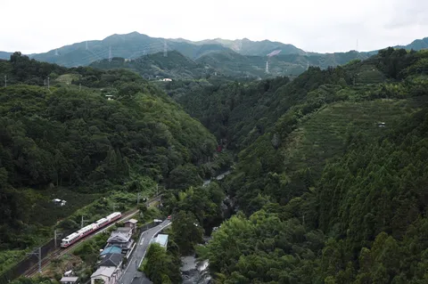 山間のローカル線、緑に抱かれて