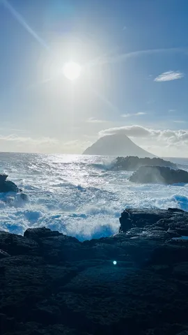 荒波と孤高の島、神秘の光景