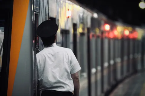 列車を見守る一瞬の背中