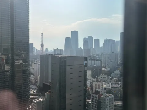 高層と空の隙間に広がる光景