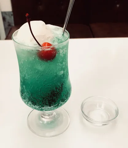 エメラルド煌めく涼やかクリームソーダ