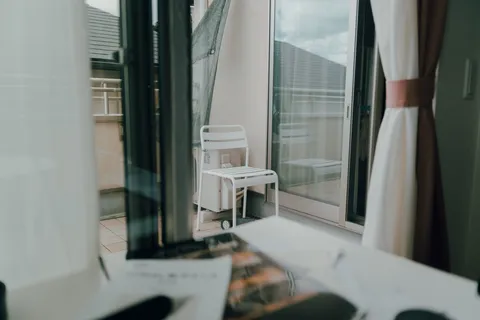 静かなバルコニーの午後
