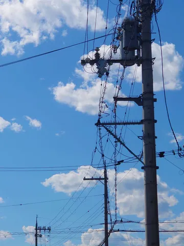 絡み合う電線の迷宮