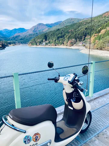 湖畔を渡る風のスクーター