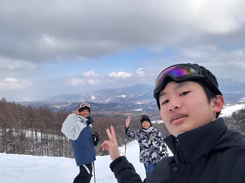 冬空の下、ゲレンデの仲間たち
