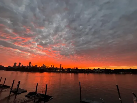 紅に染まる水辺の夕景