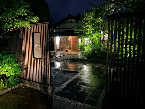 古民家バーの静寂な夜