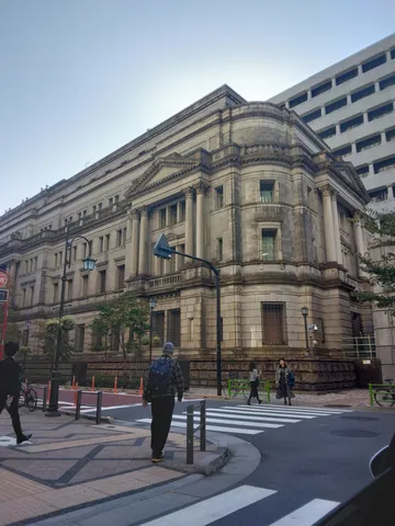 重厚な建築と人々の往来