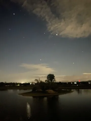 夜空と水辺の静かな共鳴