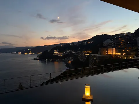 灯りが浮かぶ夕暮れの湾