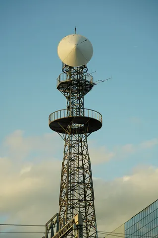 空を見守る鉄塔のシルエット