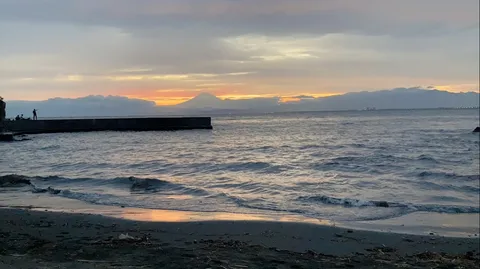 夕暮れに溶ける富士と海