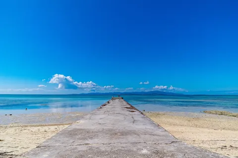 蒼い空と続く道、青い海