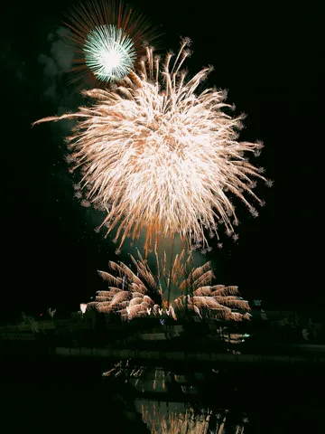 夜空と水面を彩る花火