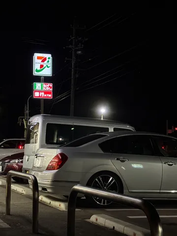 夜の駐車場と看板の光
