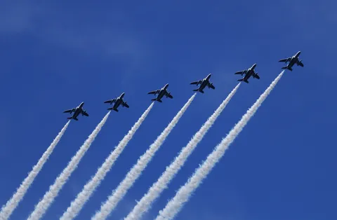 青空を引く七機の航跡