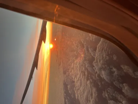 夕焼け空と飛行機の翼