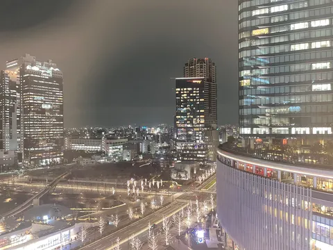夜景と未来都市の交差点