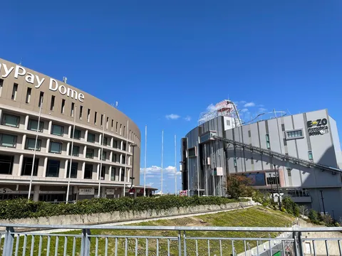 青空に映える曲線の建物群