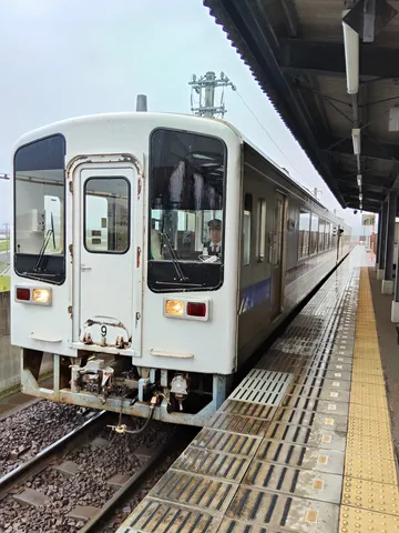 線路の朝を運ぶ列車