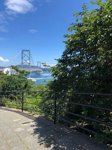 青空と潮風、絶景の橋