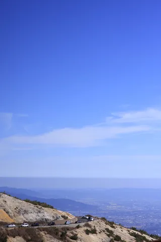 天空へ続く細道の風景