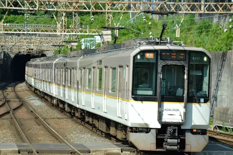 トンネルを抜ける、光を纏った列車