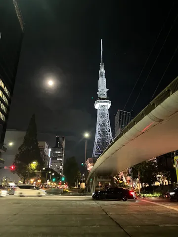 夜空に輝くタワーと月