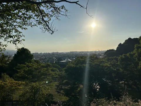 まぶしい日差しと見晴らし